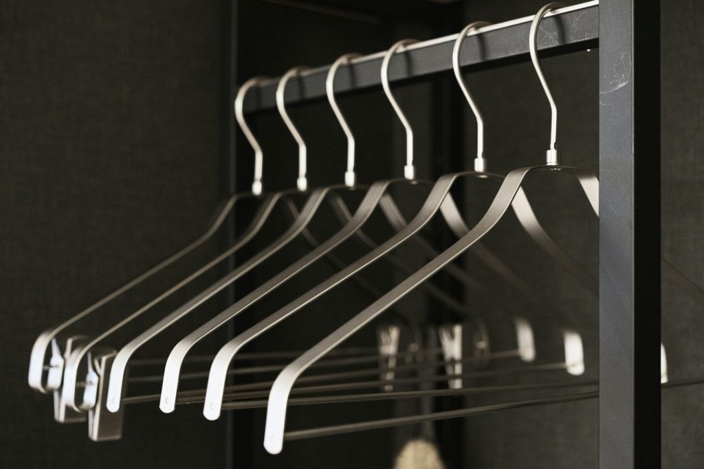 Double rod closet system maximizing hanging space
